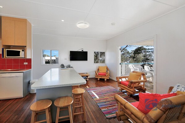 Interior - Retro Esplanade property with Ocean views (Woodgate)