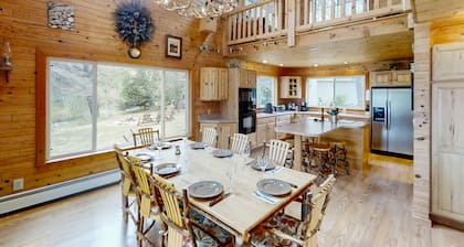 Charming Lakefront home with dock, kayaks, fireplace and patio