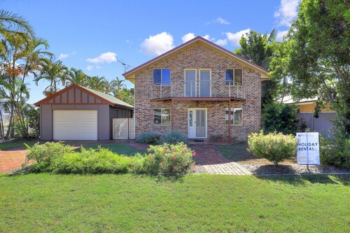 Easy Stroll to the Beach or Bowls Club. Welcome to 'Kookaburra Beach House'.