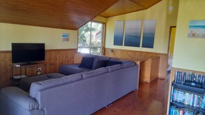 TV - Easy Stroll to the Beach or Bowls Club (Woodgate)