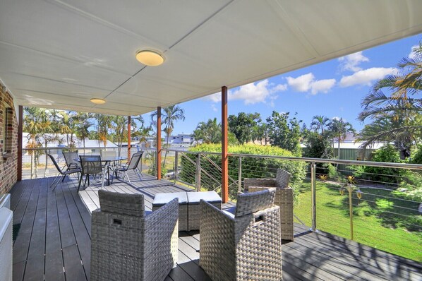 Outdoor dining - Easy Stroll to the Beach or Bowls Club (Woodgate)