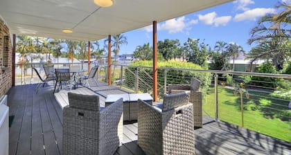 Easy Stroll to the Beach or Bowls Club