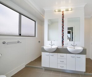 Regadera y papel de baño 