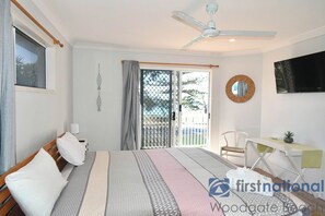6 bedrooms, iron/ironing board, free WiFi, bed sheets - Perfect Beach Front Family Holiday House (Woodgate)
