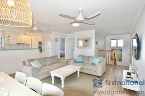 TV, DVD player - Perfect Beach Front Family Holiday House (Woodgate)