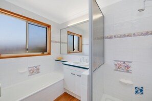 Shower, toilet paper - Outstanding Ocean Views (Woodgate)