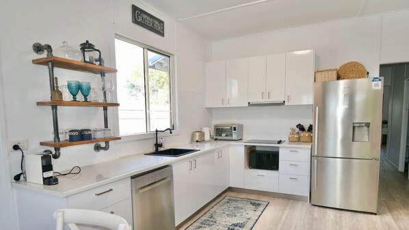 Jääkaappi, mikroaaltouuni, uuni, liesi