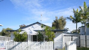 Property grounds - Esplanade Beach House! (Woodgate)