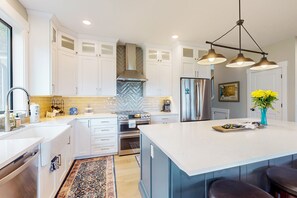 Fridge, microwave, oven, stovetop - Family getaway with firepit, gas grill, patio, fireplace and foosball (Pacific Beach)