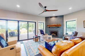 TV, fireplace, foosball, table tennis - Family getaway with firepit, gas grill, patio, fireplace and foosball (Pacific Beach)