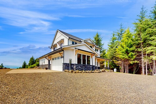 Family getaway with firepit, gas grill, patio, fireplace and foosball