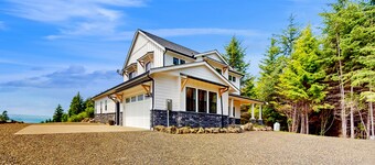 Family getaway with firepit, gas grill, patio, fireplace and foosball