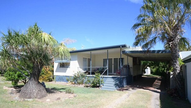 Exterior - 'Sea Breeze' on the Esplanade (Woodgate)