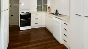 Fridge, microwave, oven, stovetop - 'Sea Breeze' on the Esplanade (Woodgate)