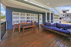 Outdoor dining - Cute Beach Cottage with Ocean Views (WOODGATE)