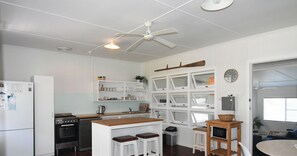 Een koelkast, een microgolfoven, een oven, een kookplaat