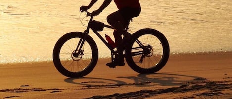 På stranden