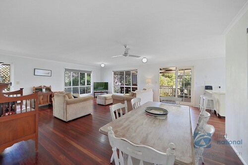 Lowset Queenslander 1 Street from the Beach