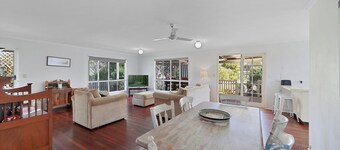 Lowset Queenslander 1 Street from the Beach