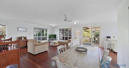 Lowset Queenslander 1 Street from the Beach
