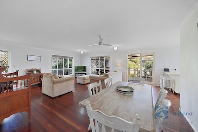 Lowset Queenslander 1 Street from the Beach