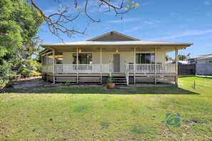 Exterior - Lowset Queenslander 1 Street from the Beach (WOODGATE)