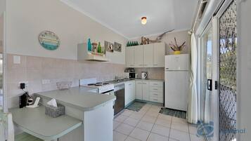 Een koelkast, een microgolfoven, een oven, een kookplaat