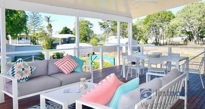 Prime Position, Awesome House, Huge Deck with Sea Breezes