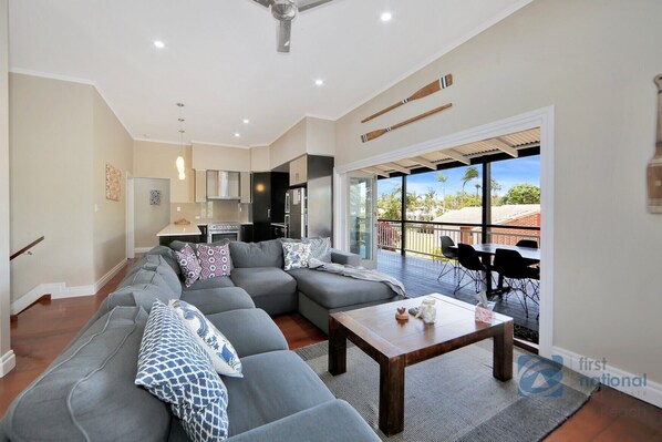 TV, DVD player - Spectacular Beach Holiday in Modern Country Comfort (Woodgate)