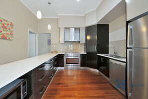 Fridge, microwave, oven, stovetop - Spectacular Beach Holiday in Modern Country Comfort (Woodgate)