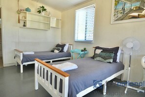 2 habitaciones, tabla de planchar con plancha y ropa de cama 