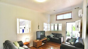 Living area - Woodgate Beach Shack @ 10 Fifth Avenue WOODGATE (Woodgate)
