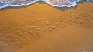 På stranden