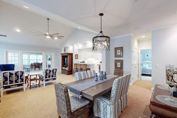 Interior - Coastal condo close to beach w/shared pool and golf on-site (Hilton Head)