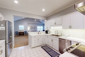 Fridge, microwave, oven, stovetop - Coastal condo close to beach w/shared pool and golf on-site (Hilton Head)