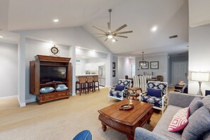 TV - Coastal condo close to beach w/shared pool and golf on-site (Hilton Head)
