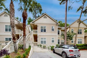 Exterior - Coastal condo close to beach w/shared pool and golf on-site (Hilton Head)