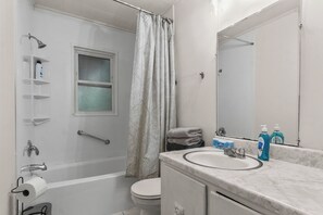 Håndklær, såpe, sjampo og toalettpapir