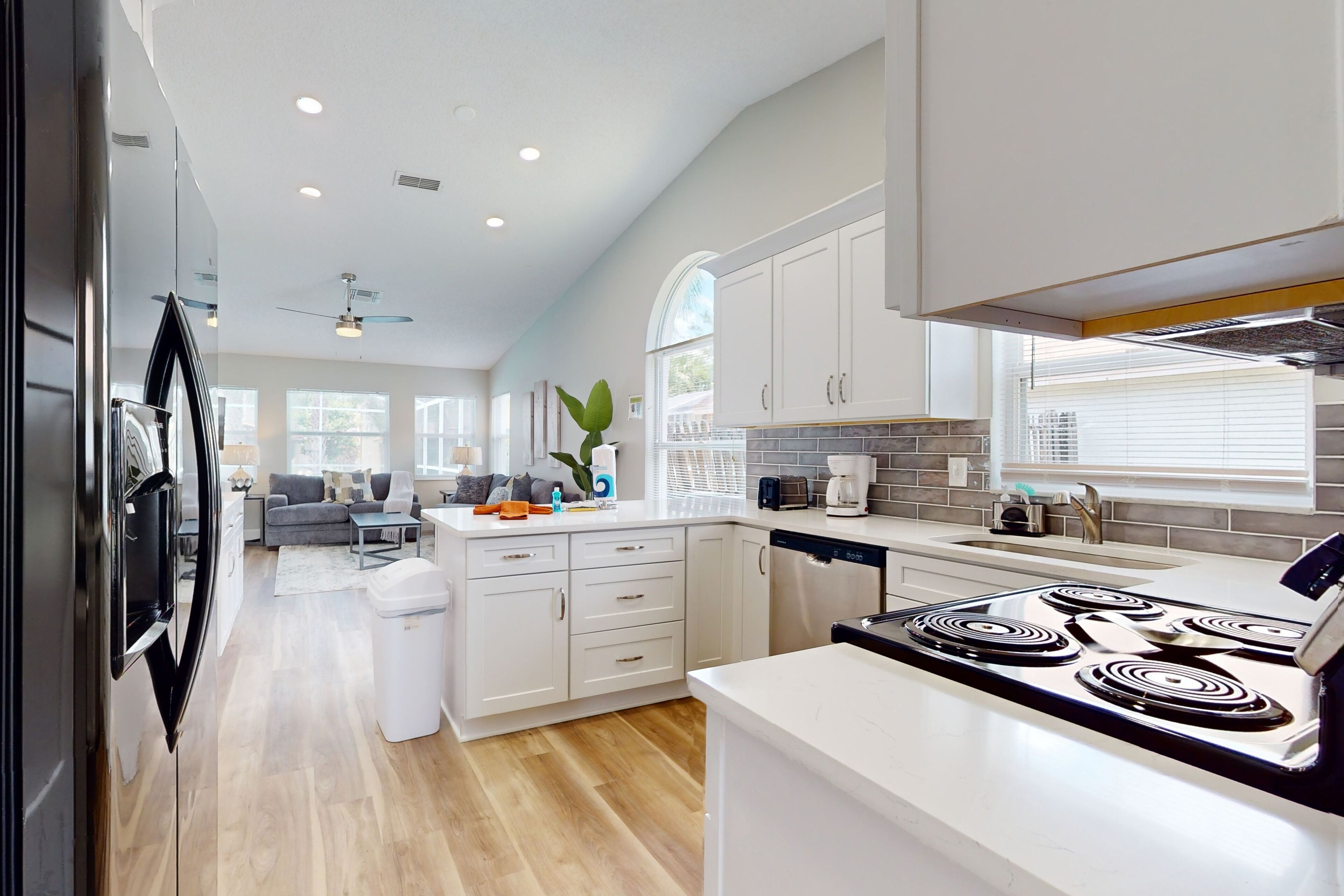 Kylskåp, mikrovågsugn, ugn och spishäll