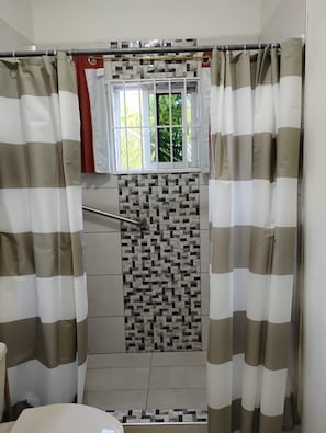 Dusche, Haartrockner, Handtücher, Seife