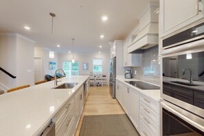 Frigorífico, microondas, horno y placa de cocina