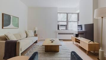 Een televisie en een stereo