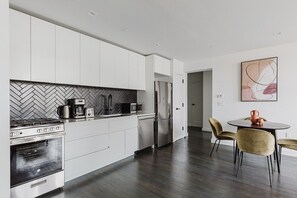 Fridge, microwave, oven, dishwasher - Comfy UES 1BR, fully equipped near East River, by Blueground (Brooklyn)