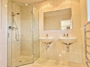 Shower, shampoo