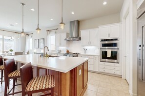 Fridge, microwave, oven, stovetop - Luxurious & spacious home with patio, grill, plus hot tub & pool access (Rancho Mirage)