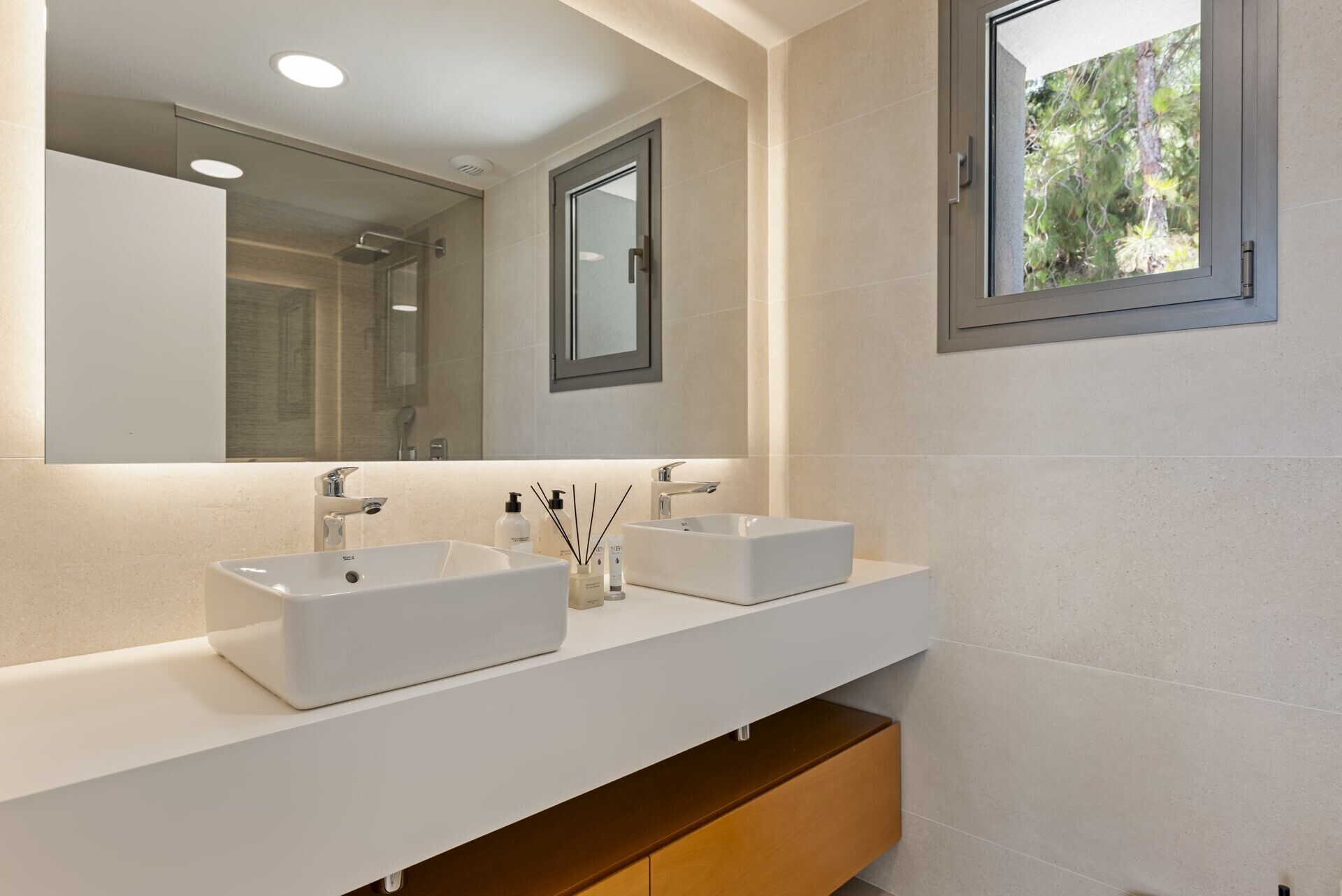 淋浴设施、吹风机、毛巾、肥皂