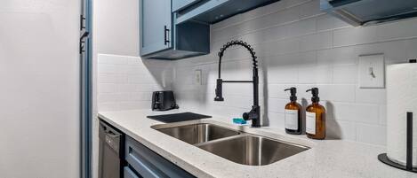 Fridge, oven, stovetop, dishwasher