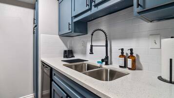 Kylskåp, ugn, spishäll och diskmaskin