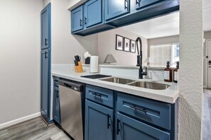 冷蔵庫、オーブン、コンロ、食器洗い機