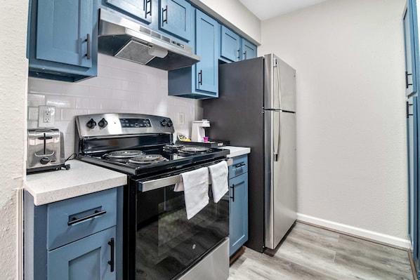 Fridge, oven, stovetop, dishwasher